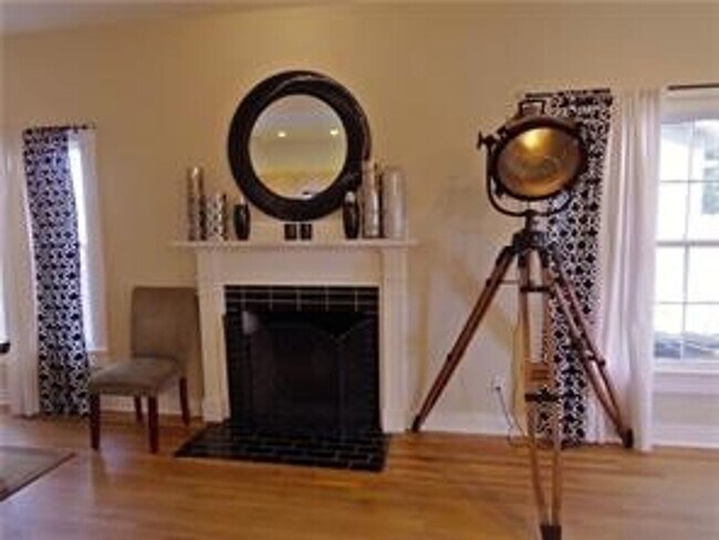 Building Photo - Available: Updated, spacious Tarrytown 4 bed / 4 bath, furnished or unfurnished
