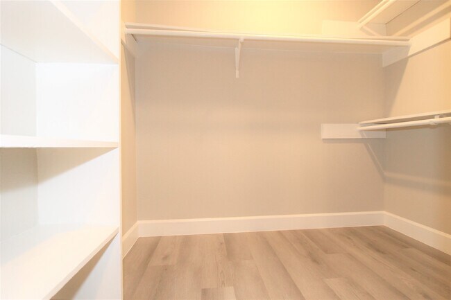 Building Photo - 4611 Silver Fox Dr