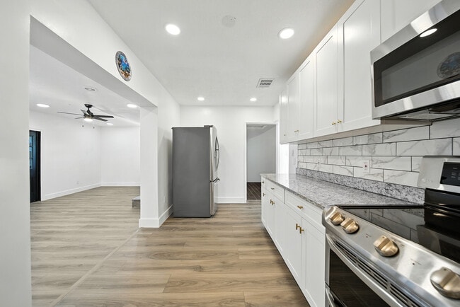 Building Photo - 4613 W Fair Oaks Ave