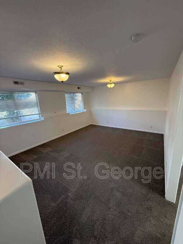 Building Photo - 1947 E 40 S Cir