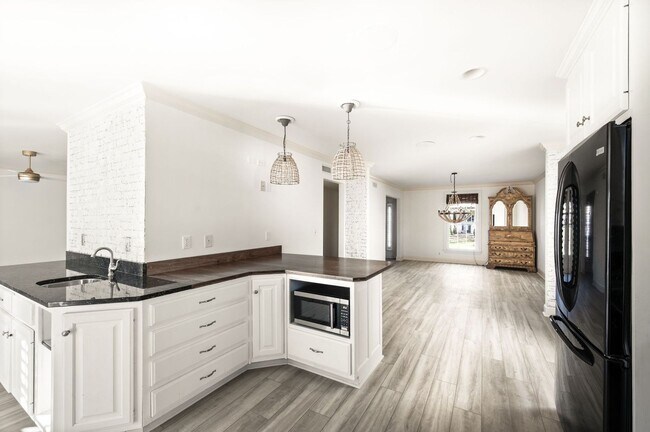 Building Photo - Awesome 4BR/3BA end-unit townhouse in the desirable River Plantation neighborhood!