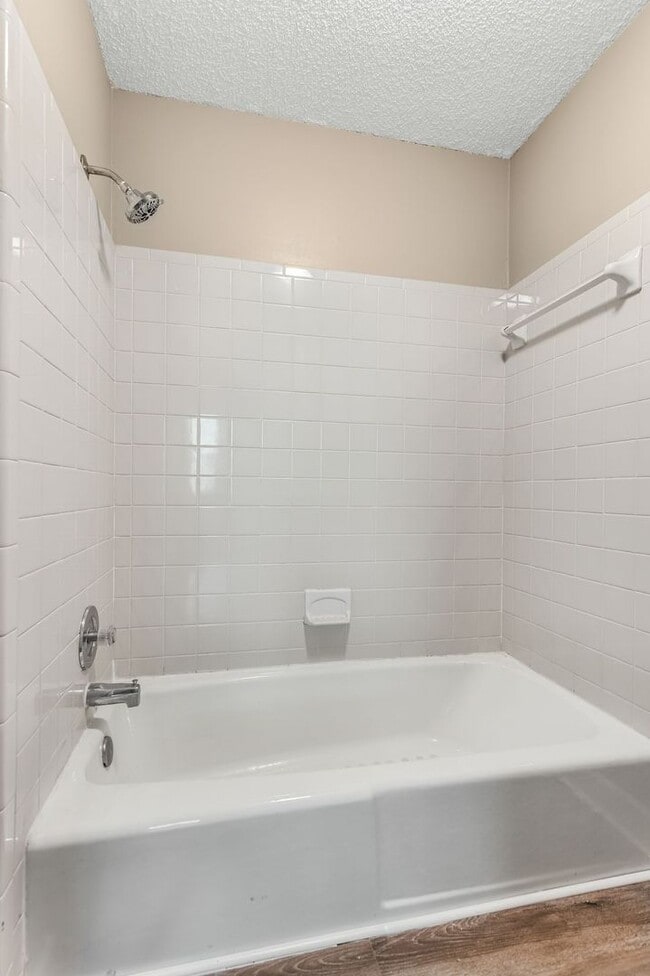 Building Photo - Convenient Brentwood Condo