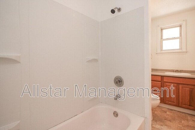 Building Photo - 736 Bettes Ave