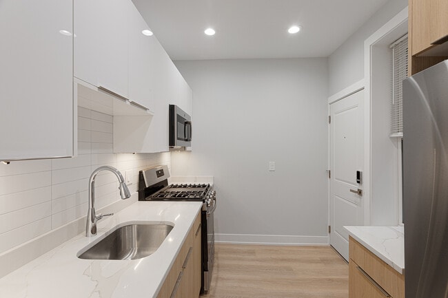 Building Photo - 6946 N Wolcott Ave