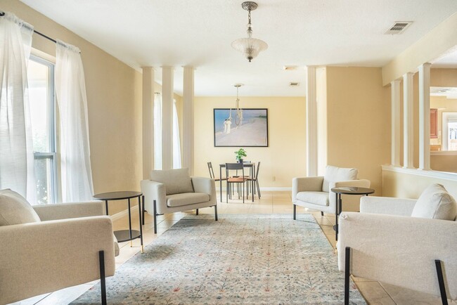 Building Photo - Queen room in 4-bed/2.0-bath Home