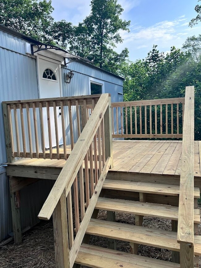 Building Photo - 220 Lakeshore Dr