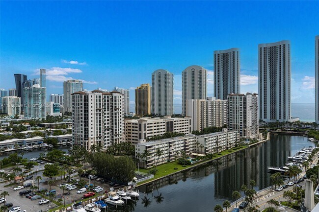 Building Photo - 500 Bayview Dr