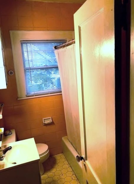 Bath 1 - 829 Courtenay Dr NE
