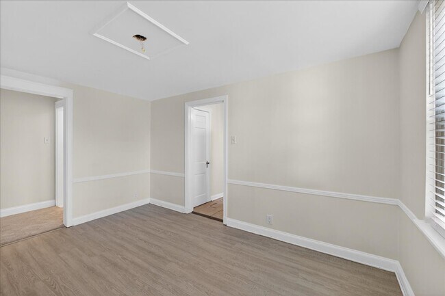 Building Photo - 923 S Hanley Rd