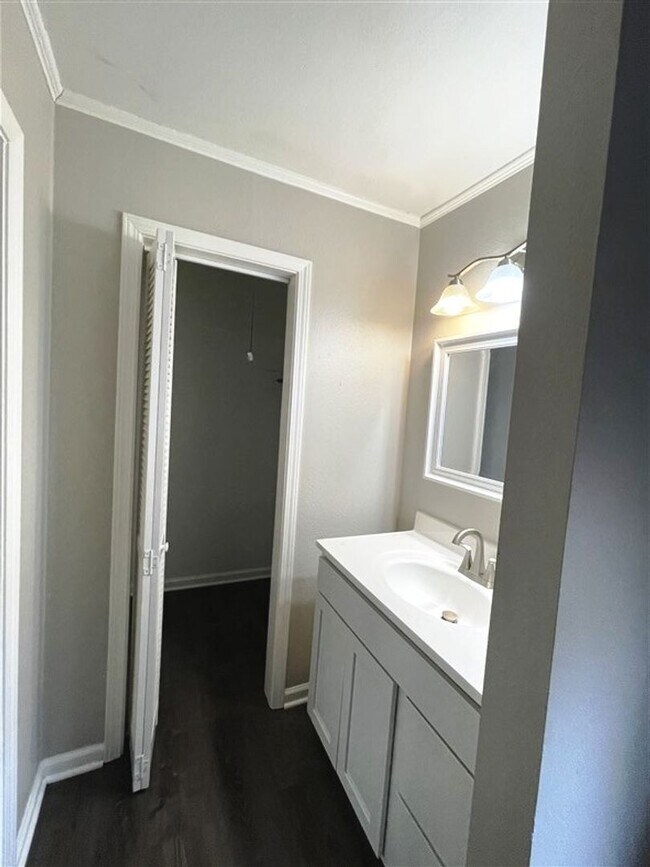 Building Photo - Updated Townhome for lease | 10009 Smither...