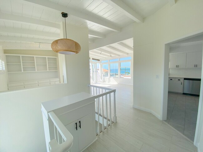 Building Photo - 233 6th St