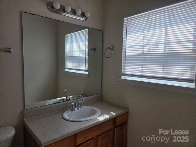 Building Photo - 924 Harbour View Cove NE