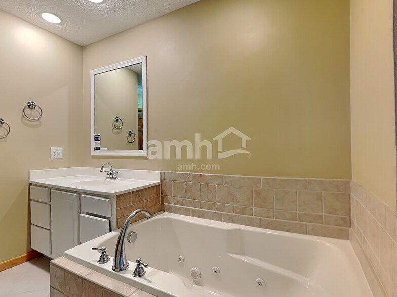 Building Photo - 715 Justin Ct