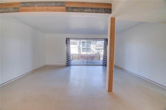 Building Photo - 1304 Mariposa Dr