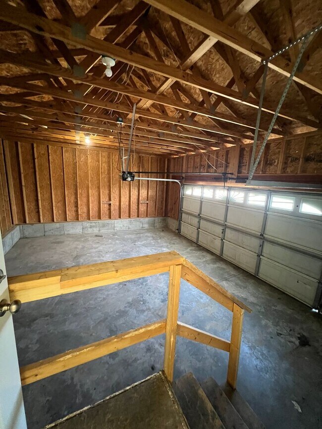 Building Photo - 3 bed, 2 bath, 2 car garage Home on 5 Acres