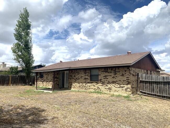 Building Photo - 2808 Persimmon Dr