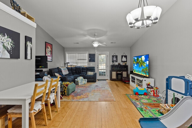 Building Photo - 1710 Charles St