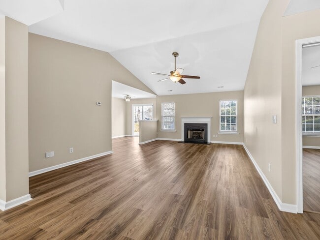 Building Photo - Beautiful 4 bedroom 2 bathroom house ready for you to call home!