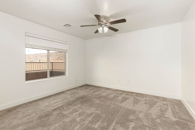 Building Photo - 4 bed | 2 1/2 bath | 2 car garage in Deser...