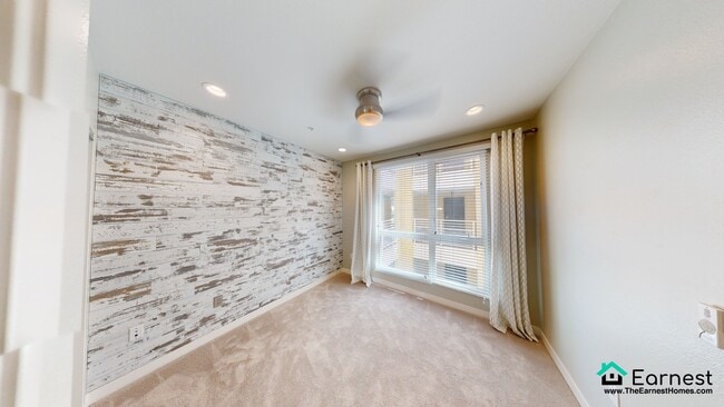 Building Photo - 2 + 2 Modern Condo in Prime Warner Center ...