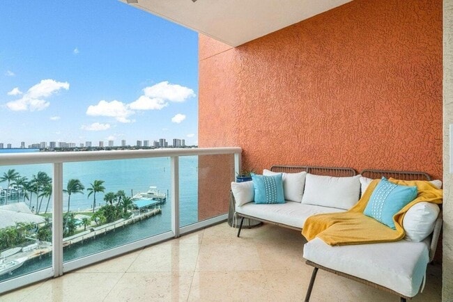 Building Photo - 2650 Lake Shore Dr