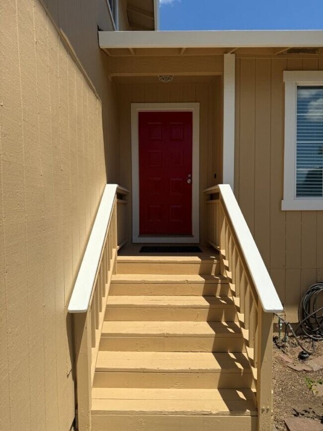 Building Photo - Rare Remodeled 5 Bedroom 2.5 Bath Tri Level in Vacaville