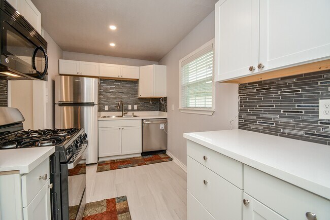 Building Photo - 6422 Sherwood Dr