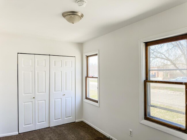 Building Photo - 14 N River St