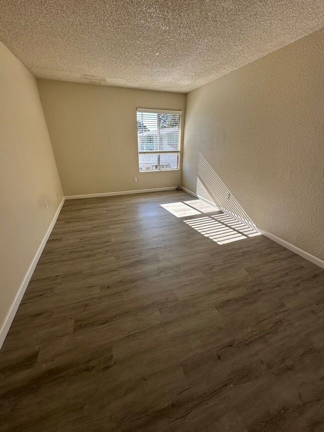 Building Photo - CUTE 2 BEDROOM 1 BATH CONDO IN FAIRFIELD