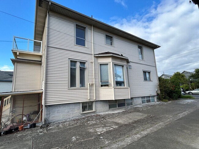 Building Photo - 1560