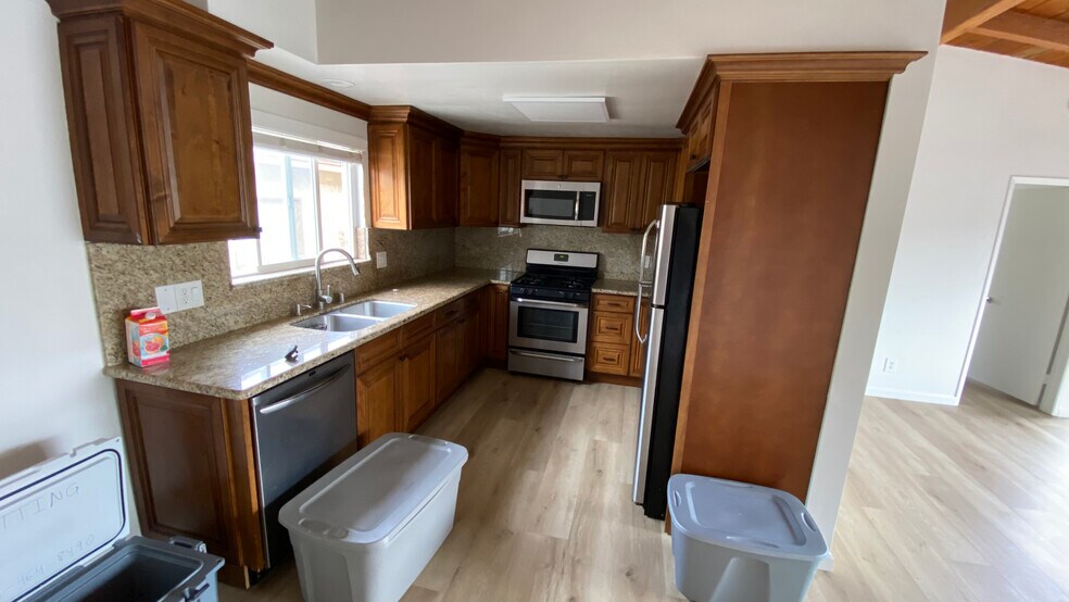 Kitchen, all Appliances - 410 28th St