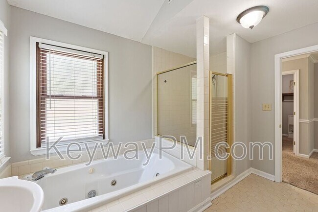 Building Photo - 255 Silver Maple Rd