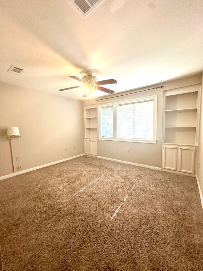 Building Photo - White Oak Common 3BR 2 1/2BA