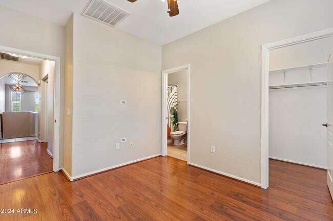 Building Photo - 2256 E Huntington Dr