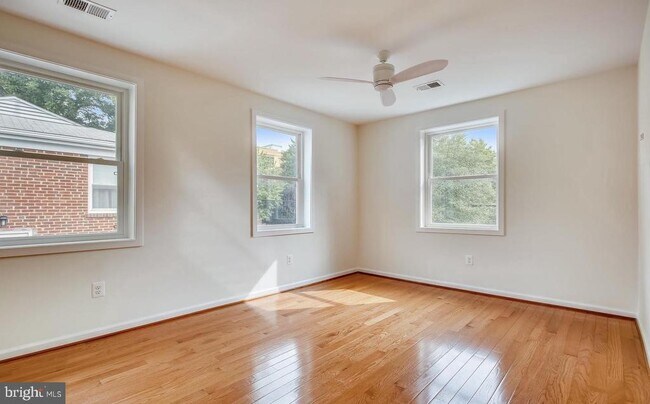 Building Photo - 900 N Garfield St