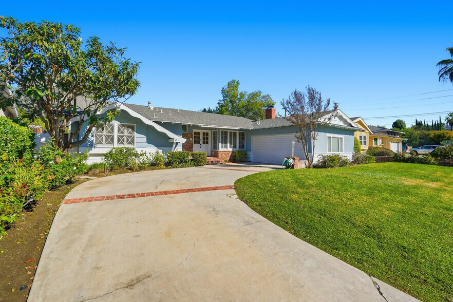 Building Photo - 23723 Aetna St