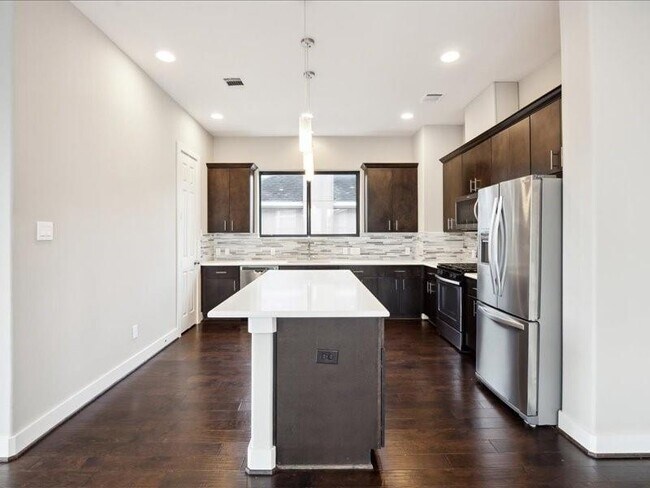 Building Photo - 3212 N MacGregor Way