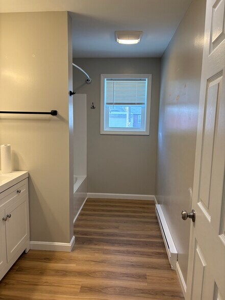 Building Photo - 598 Main St