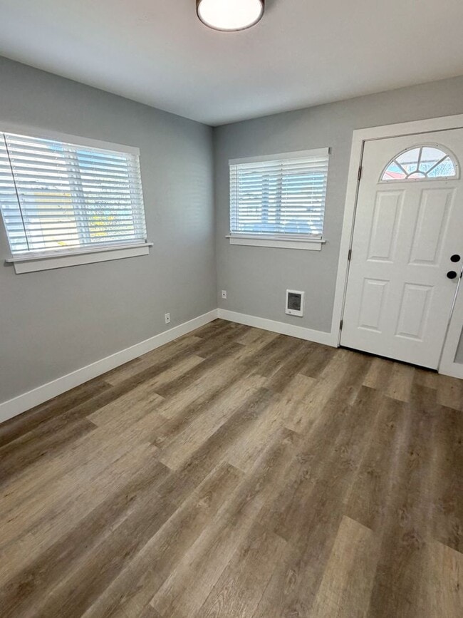 Building Photo - 2 Bedroom, 1 Bathroom Home