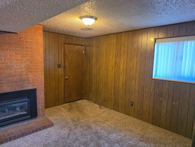 Building Photo - "Charming 3-Bed Retreat with Finished Basement & Cozy Fireplace in Aurora!"