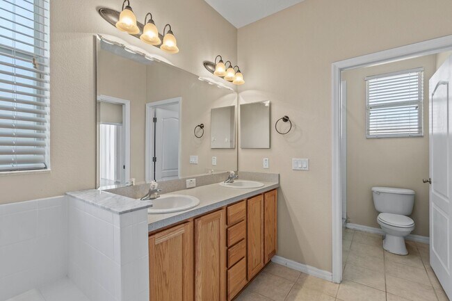 Building Photo - Grand Island Ridge! 3/2 with Split Floorplan and Fenced Backyard