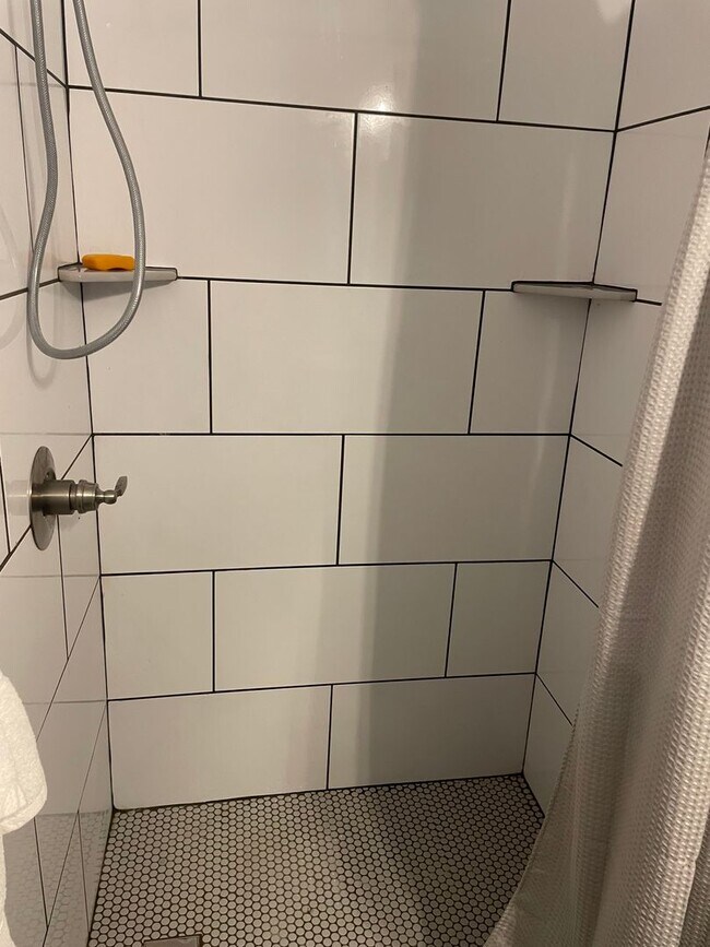 Building Photo - Knoxville 37914 - Adorable 2 bedroom, 1 bath home - Contact Lisa Vineyard and Shannon Russell (86...