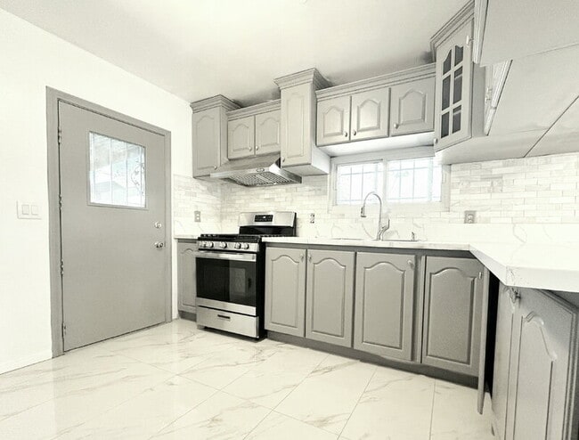 Building Photo - 439 W Buckthorn St