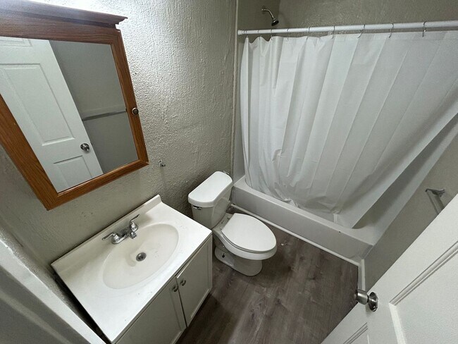 Building Photo - Cozy and freshly Updated North Toledo Home Near I-75 & Downtown