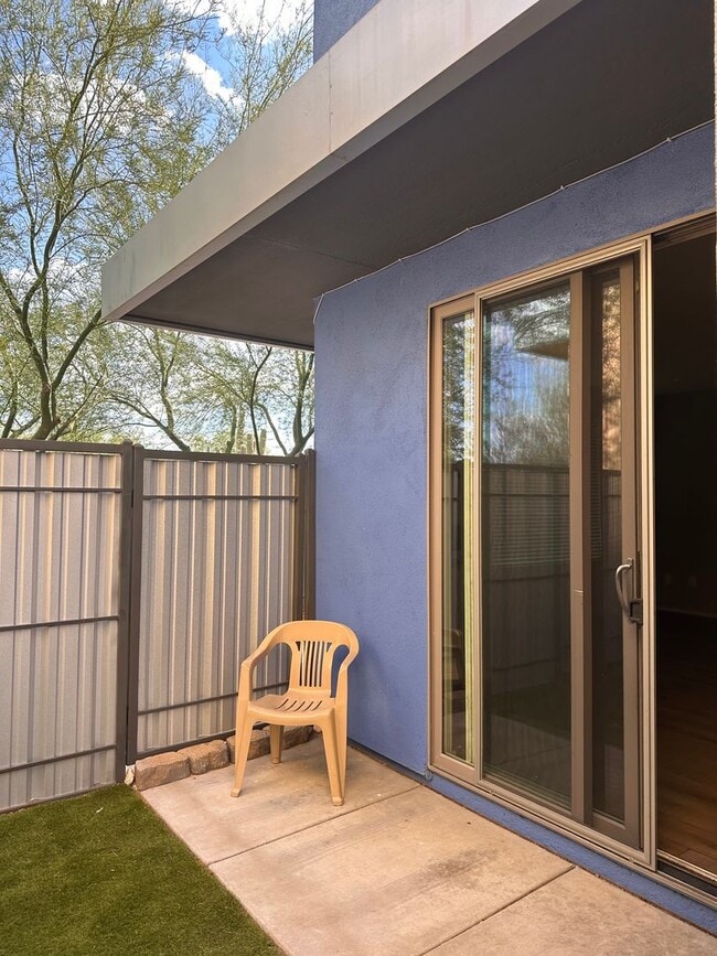 Building Photo - Modern Home - Hedrick Acres - 3 bed 2.5 Ba...