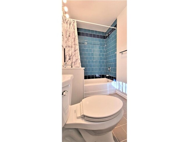 Building Photo - 2335 Hemlock Ln N