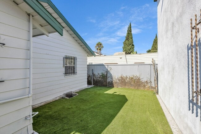 Building Photo - MODERN 2BED/1BATH APARTMENT WITH WASHER/DR...