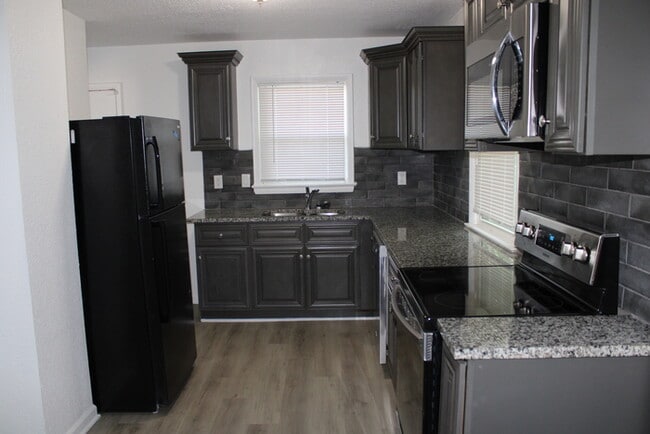 Building Photo - Beautiful 4 bedrooms and 1 bath home located on Freeman Ave in Kansas City, KS