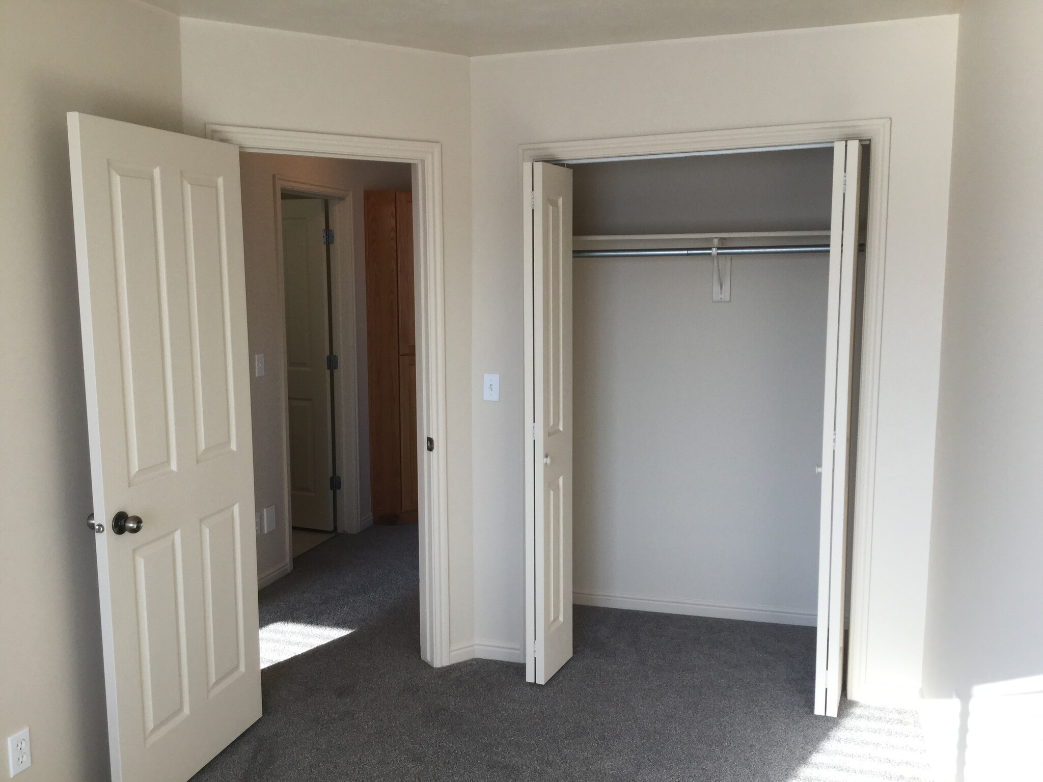 Building Photo - 479 Raven Way
