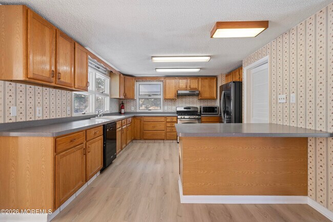 Building Photo - 261 Oak Ave